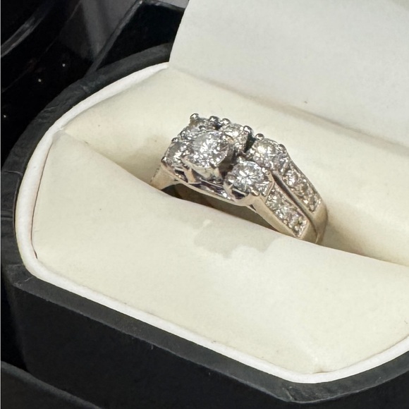 Elegant Diamond Wedding Set - Picture 5 of 16